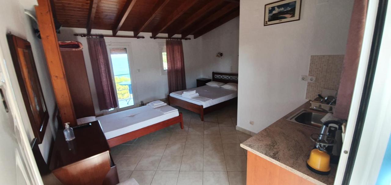 Alex Bar Sarakiniko Parga